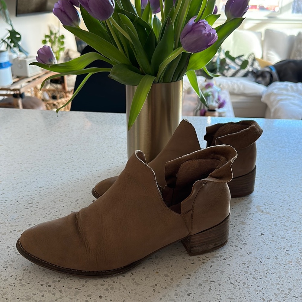 Seychelles Sz 10 leather bootie with ruffle!